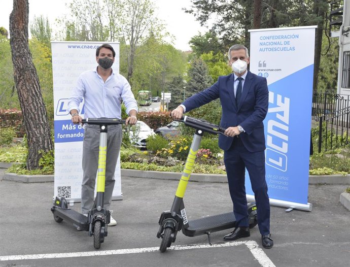 Manuel Ortiz, director de Relaciones institucionales de Superpedestrian (izquierda) y Enrique Lorca, presidente de CNAE (derecha)