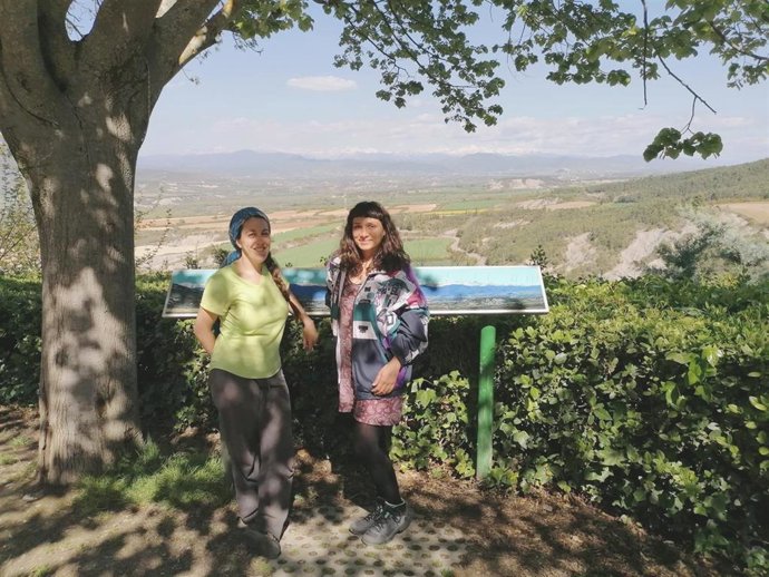 Dos jóvenes europeas participan en Artieda en el voluntariado 'Manteniendo vivos los pueblos de montaña'.