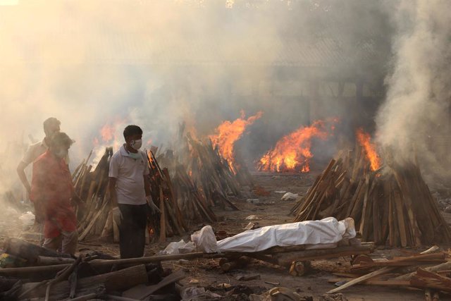 01 May 2021, India, New Delhi: A body of a Coronavirus (Covid19) victim lays before being cremated at Gazipur crematorium in New Delhi. India saw a grim global record of 401,993 daily Covid-19 cases on Saturday. Photo: Vijay Pandey/ZUMA Wire/dpa