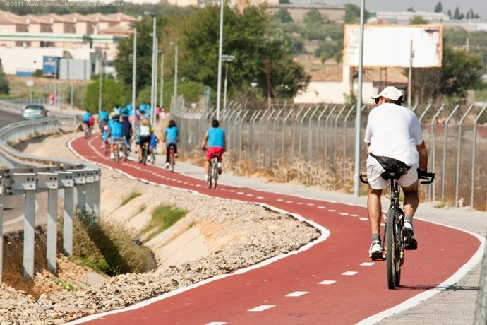 Archivo - Imagen de carril bici en el Aljarafe