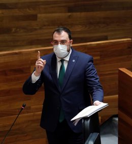 El presidente del Principado, Adrián Barbón, en el pleno de la Junta General.