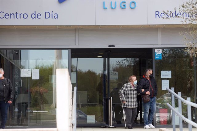 Un hombre pasea junto a una mujer mayor en las inmediaciones de la residencia Albertia, a 17 de abril de 2021, en Lugo, Galicia (España).