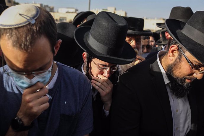 30 April 2021, Israel, Jerusalem: Ultra Orthodox Jewish men mourn during the funeral of one of those who died in a stampede during the Jewish religious festival of Lag Ba'Omer at the Jewish Orthodox pilgrimage site of Mount Meron early on Friday. Photo:
