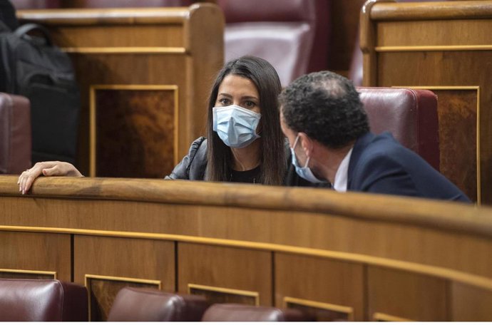Archivo - La líder de Cs, Inés Arrimadas; conversa con el portavoz parlamentario de Ciudadanos (Cs), Edmundo Bal, durante una sesión plenaria en el Congreso