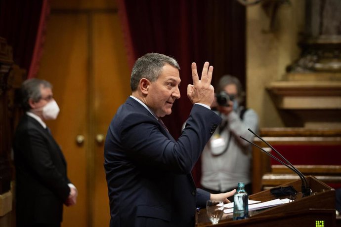 Archivo - El conseller de Interior de la Generalitat, Miquel Smper interviene en la Diputación Permanente del Parlament, en Barcelona.