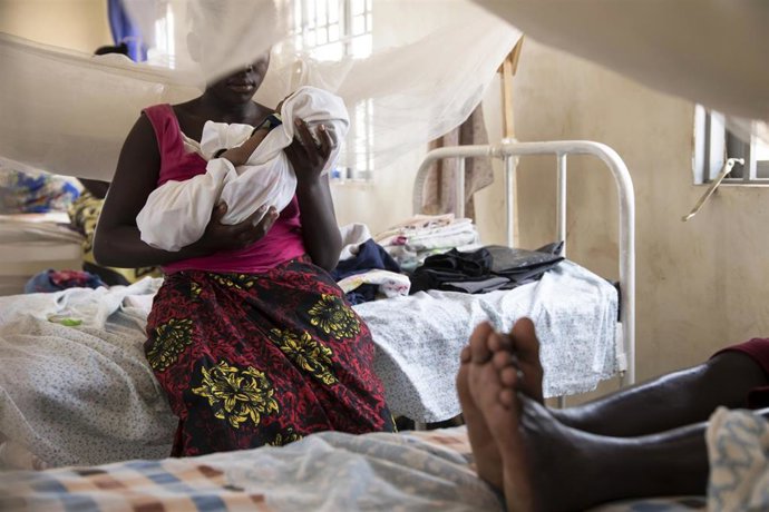 Archivo - La joven Grace, víctima de violencia sexual, con su bebé.