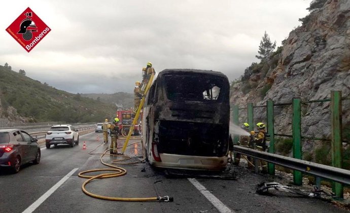 Bomberos sofocan el incendio del autobús en Senija (Alicante)