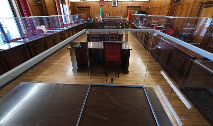 Archivo - Mamparas instaladas en las salas de vista de los juzgados para proteger frente al Covid-19