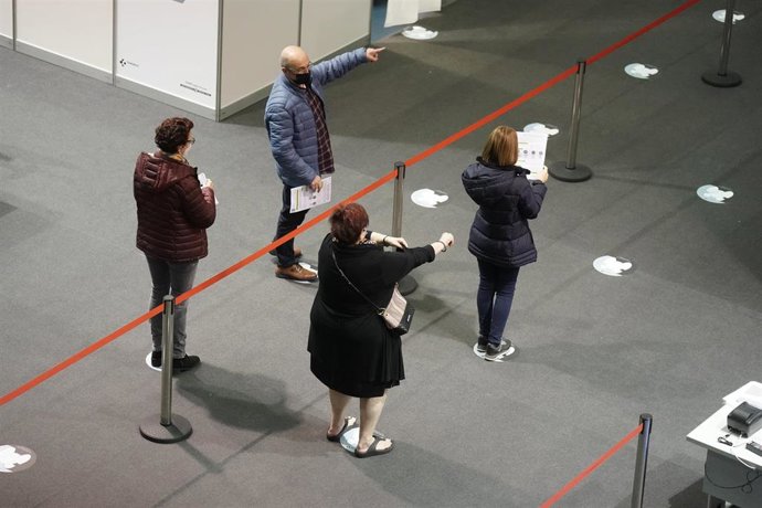 Varias personas acuden a un dispositivo de vacunación contra la COVID-19 para personas menores de 65 años en el Bilbao Exhibition Center (BEC), a 3 de abril de 2021, en Barakaldo, Euskadi (España). 