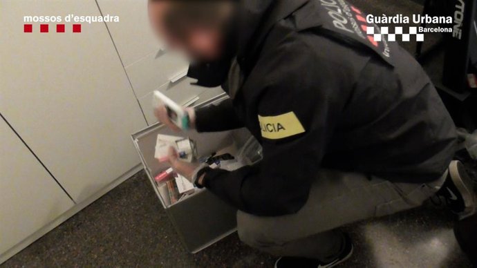 Detingudes dues persones a Barcelona per falsificar receptes mdiques i traficar frmacs.