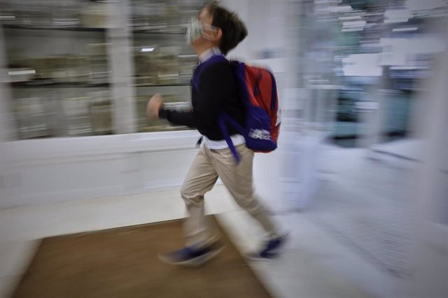 Archivo - Un niño entrando al colegio en el primer día del curso escolar 2020-2021, en Madrid