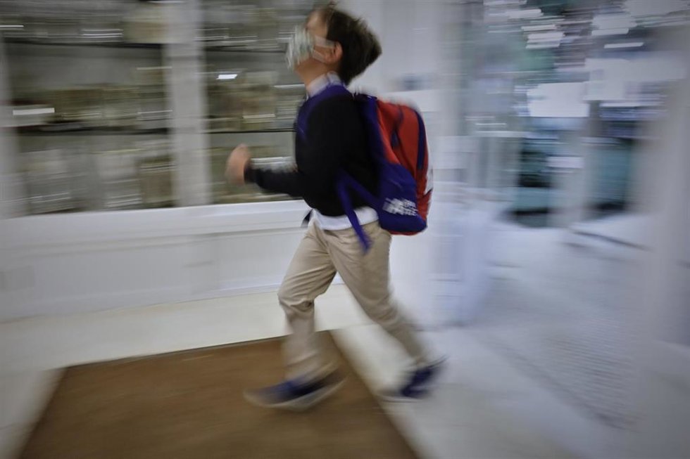 Archivo - Un niño entrando al colegio en el primer día del curso escolar 2020-2021, en Madrid