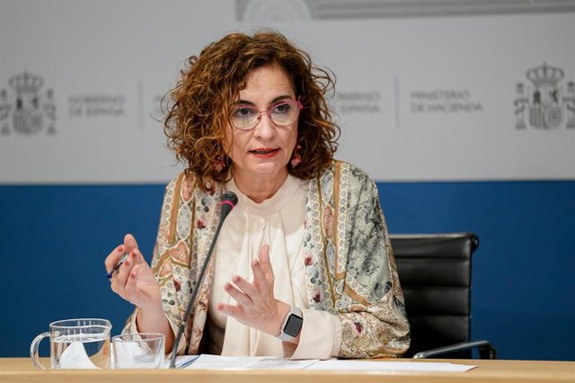 La ministra de Hacienda, María Jesús Montero, durante la presentación de las proyecciones de déficit incluidas en el Programa de Estabilidad 2021-2024, en la sede del Ministerio, a 30 de abril de 2021, en Madrid (España). Cada mes de abril, los estados mi