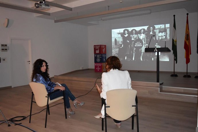 Rocío Ruiz y la presidenta del Club Malasmadres reflexionan sobre la igualdad con motivo del Día de la Madre.
