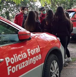 La Policía Foral controla un botellón en el Paseo del Arga de Pamplona