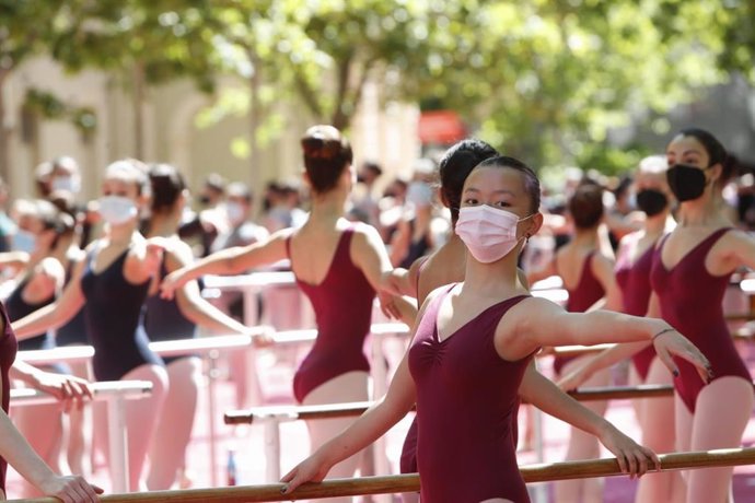 La capital aragonesa celebra el Día Internacional de la Danza con una barra de danza clásica.