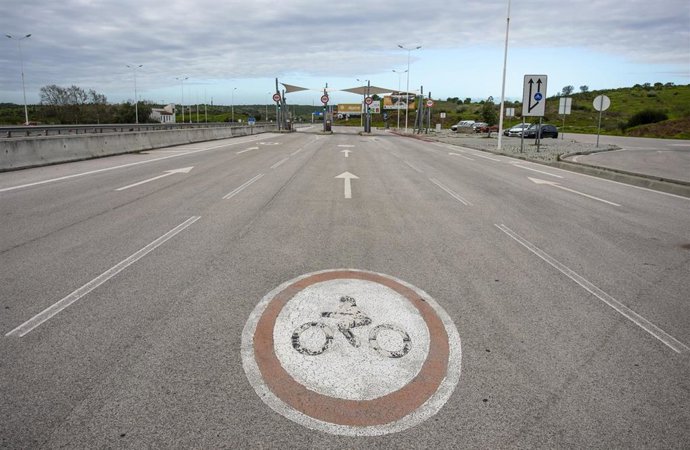 Archivo - Puesto de peaje fronterizo en Portugal