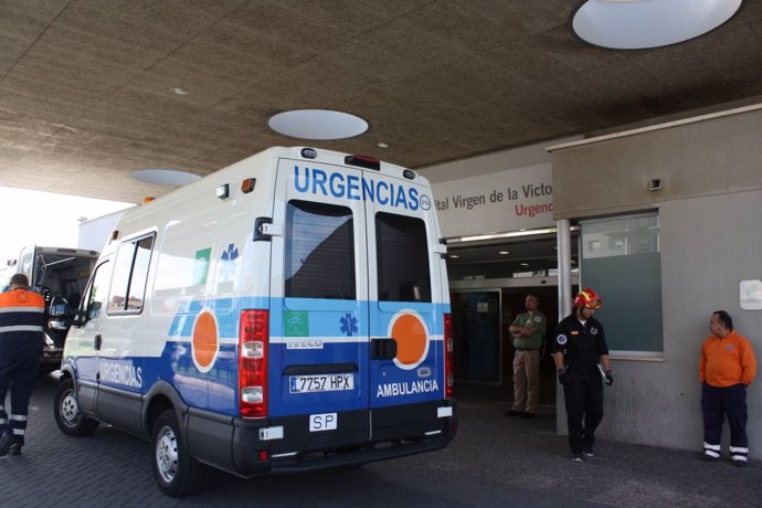 Archivo - Entrada emergencias urgencias ambulancia junta hospital clínico