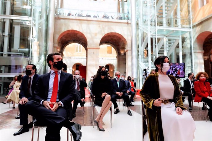 El presidente del PP, Pablo Casado, y la presidenta de la Comunidad de Madrid, Isabel Díaz Ayuso, durante la ceremonia de imposición de Medallas de la Comunidad de Madrid y condecoraciones de la Orden del Dos de Mayo. En Madrid, a 2 de mayo de 2021.