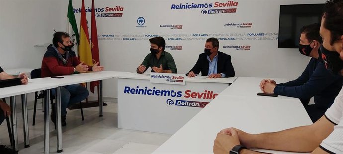 Beltrán Pérez con los sindicatos de Tussam