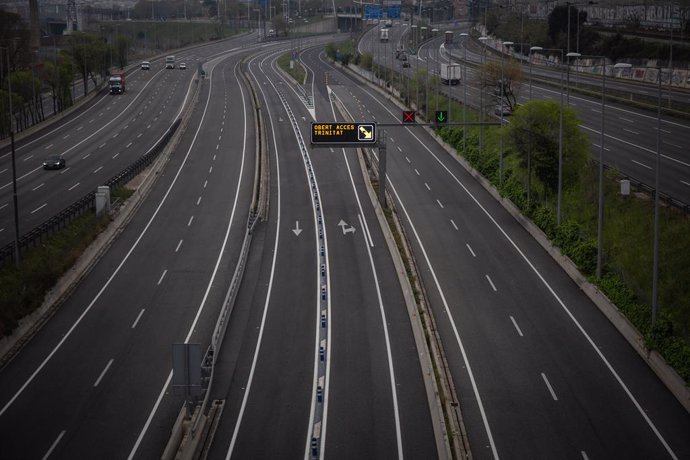 Archivo - Arxivo - Carretera sense amb prou feines trnsit en l'entrada a Barcelona per l'Autopista del Vallés.