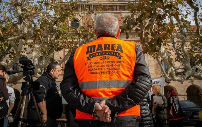 Persona con chaleco de Marea Pensionista en Barcelona