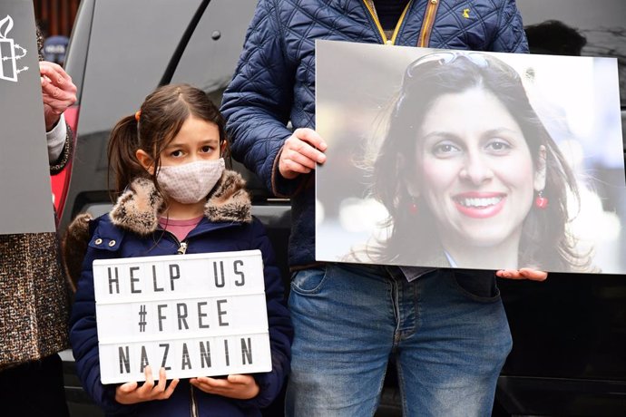 Archivo - 08 March 2021, United Kingdom, London: Richard Ratcliffe (R), the husband of Nazanin Zaghari-Ratcliffe and his daughter Gabriella take part in a protest outside the Iranian Embassy in London. Zaghari-Ratcliffe has completed a near five-year se
