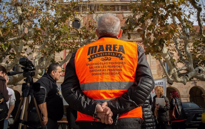 Persona amb armilla de Marea Pensionista a Barcelona