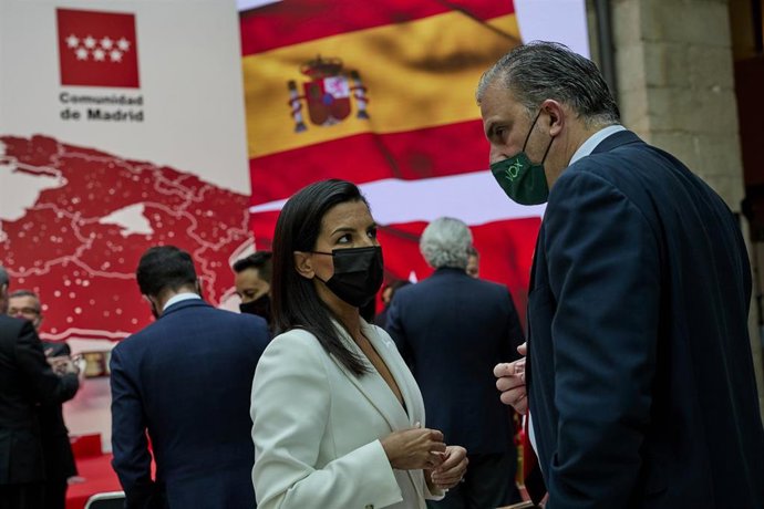 La candidata de Vox a la Presidencia de la Comunidad de Madrid, Rocío Monasterio (i), y el portavoz en el Ayuntamiento, Javier Ortega Smith (d), durante la imposición de Medallas de la Comunidad de Madrid y condecoraciones de la Orden del Dos de Mayo.