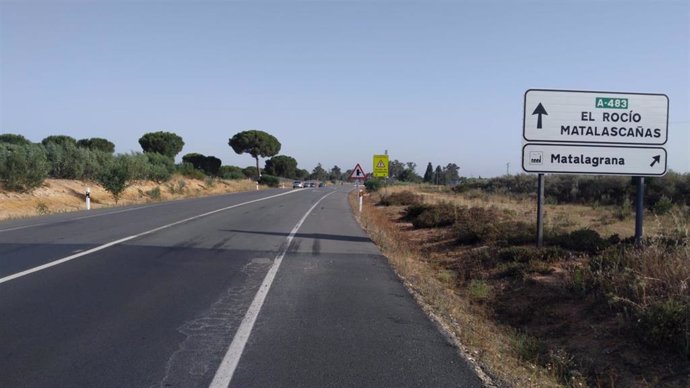 Archivo - Tramo entre la variante de la aldea de El Rocío y el núcleo poblacional costero de Matalascañas, ambos en el término municipal de Almonte (Huelva), de la carretera autonómica A-483.