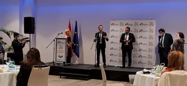 Antonio Pérez, CEO de Factoría Blockchain, recibiendo el galardón