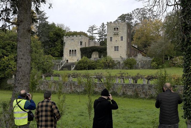 Archivo - Varios fotógrafos realizan imágenes del Pazo de Meirás el día en que ha comenzado realizarse el inventario de bienes de la finca, en Sada, A Coruña, Galicia, (España), a 11 de noviembre de 2020.  La jueza que condenó a la familia Franco a devolv