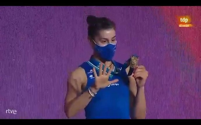 Carolina Marín recoge la medalla de campeona entregada con un dron.