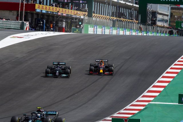 44 HAMILTON Lewis (gbr), Mercedes AMG F1 GP W12 E Performance, action with 33 VERSTAPPEN Max (nld), Red Bull Racing Honda RB16B during the Formula 1 Heineken Grande Prémio de Portugal 2021 from April 30 to May 2, 2021 on the Algarve International Circui