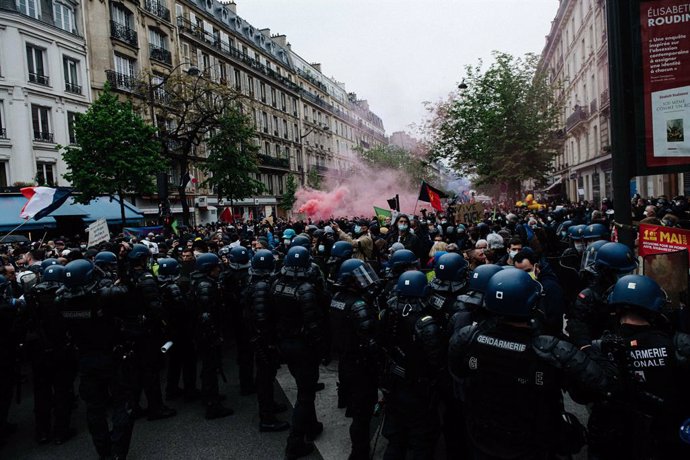 01 May 2021, France, Paris: Police and demonstrators clash during A Demonstration near the Place de la Nation, on the May Day, International Worker' Day. Photo: Jan Schmidt-Whitley/Le Pictorium Agency via ZUMA/dpa