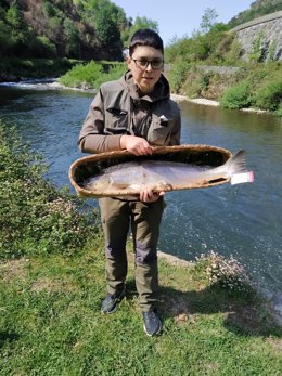 El pescador Ismael García Fernández muestra el primer salmón capturado en la temporada 2021 en el Bidasoa