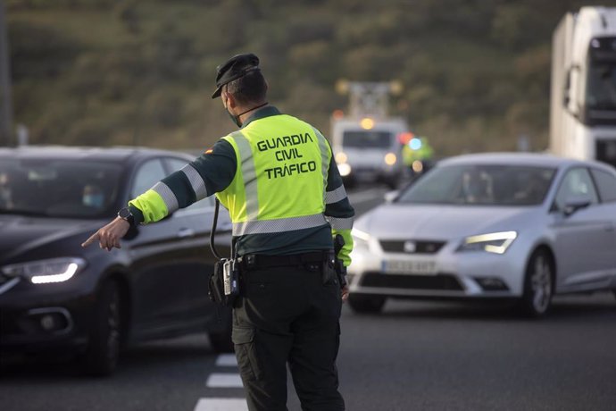 Archivo - Un agente de la Guardia Civil durante un control de movilidad en la Autovía de la A-66 dirección Sevilla 