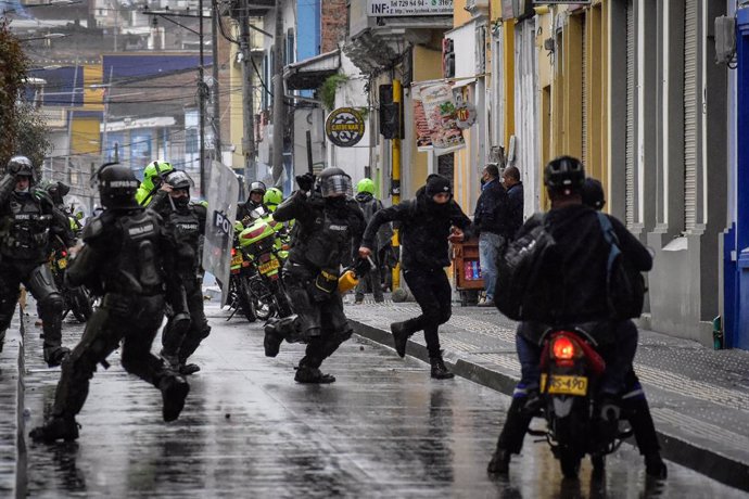 01 May 2021, Colombia, Pasto: Riot police clash with protesters during a protest against the tax reform bill proposed by the government. Photo: Juan Camilo Erazo Caicedo/LongVisual via ZUMA Wire/dpa
