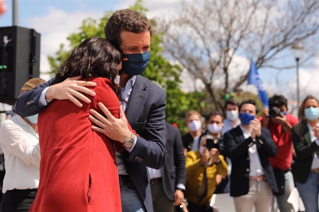 El presidente del PP, Pablo Casado y la presidenta de la Comunidad de Madrid y candidata a la reelección, Isabel Díaz Ayuso, se abrazan durante un acto electoral. En Madrid, a 1 de mayo de 2021, en Majadahonda.