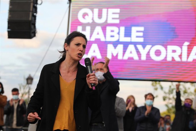 La ministra de Igualdad, Irene Montero interviene durante el acto de cierre de campaña del partido en el anfiteatro Lourdes y Mariano del parque de la Cuña Verde de Vicálvaro