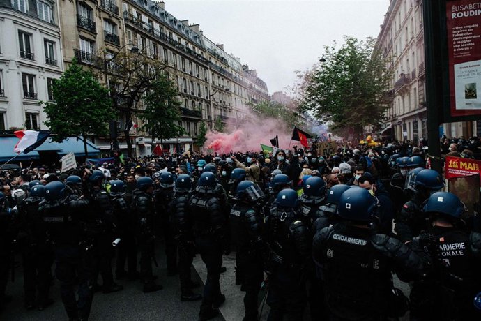 Enfrentamientos entre manifestantes y policías en París durante el Primero de Mayo