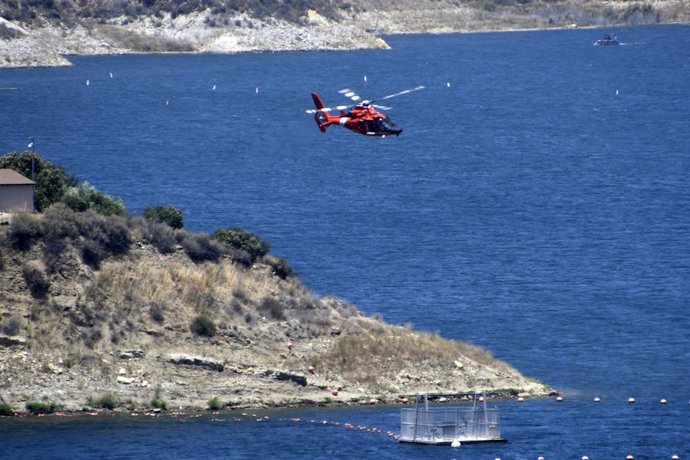 Archivo - 09 July 2020, US, Lake Piru: A helicopter of the US Coast Guard flies over Lake Piru in the search for the missing US actress Naya Rivera. Rivera disappeared after renting a boat with her 4-year-old son at Lake Piru north of Los Angeles. Photo