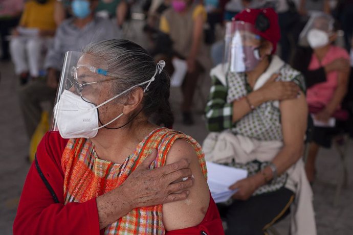 Archivo - Una mujer mayor vacunada con una dosis de la farmacéutica CanSino en Nezahualcoyotl, México