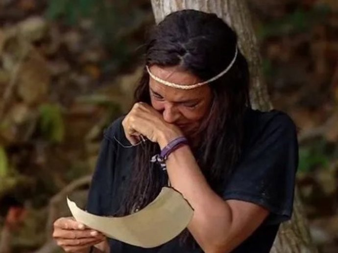 Olga Moreno, emocionada leyendo la carta que le ha enviado su hija Lola con motivo del Día de la Madre