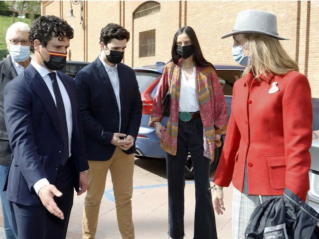 La Infanta Elena, Victoria Federica y Froilán, recibidos por Miguel Abellán a su llegada a Las Ventas