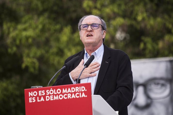 El candidato del PSOE a la Presidencia de la Comunidad de Madrid, Ángel Gabilondo, durante un acto del partido en el barrio de Aluche