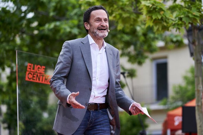 El candidato de Ciudadanos (Cs) a la Presidencia de la Comunidad de Madrid, Edmundo Bal, durante un acto electoral en la Plaza de Chamberí.