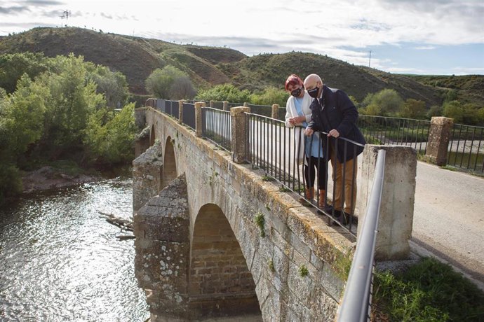 La alcaldesa de Mendigorría, Eunate López, y el consejero Ciriza, durante la visita.