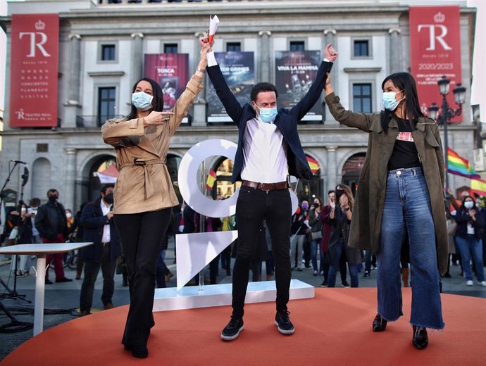 La presidenta de Ciudadanos, Inés Arrimadas; el candidato del partido a la Presidencia de la Comunidad de Madrid, Edmundo Bal, y la vicealcaldesa de Madrid, Begoña Villacís, en un mitin en Madrid.