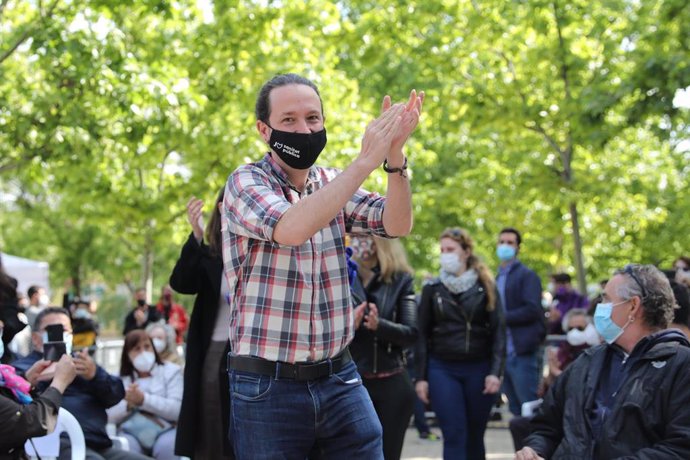 El candidato de Unidas Podemos a la presidencia de la Comunidad de Madrid y secretario general de Podemos, Pablo Iglesias, a 30 de abril de 2021, en el Parque Olof Palme de Usera, Madrid, (España). El candidato de Unidas Podemos continúa su agenda elect